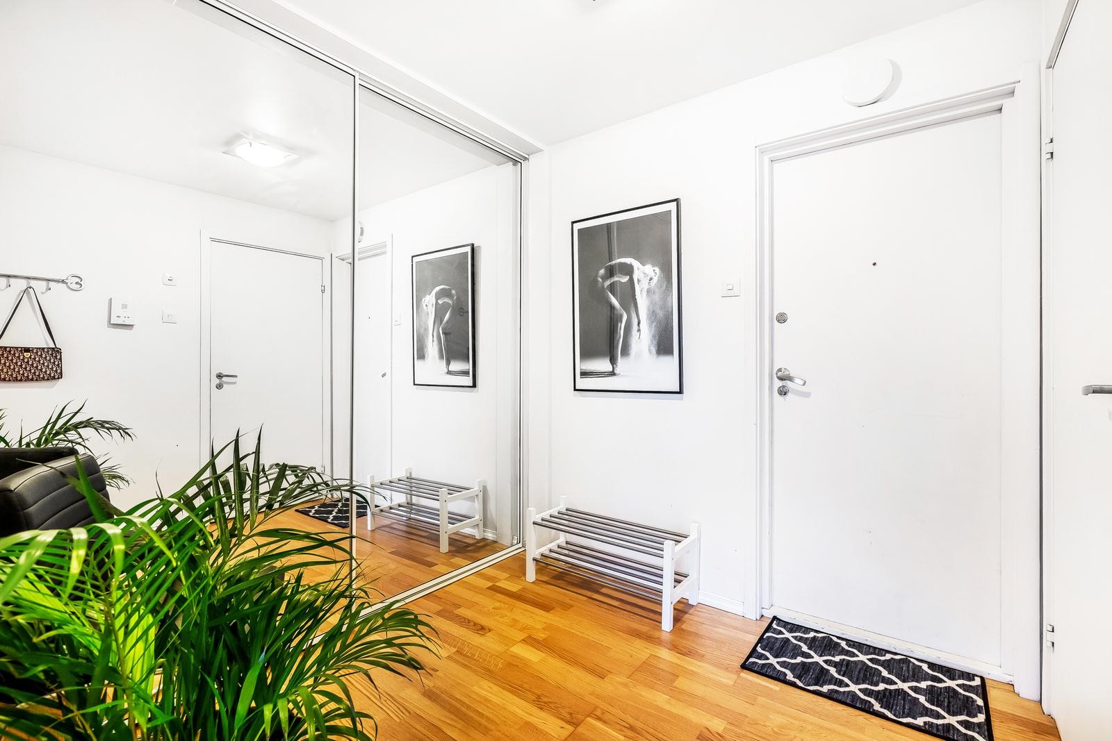 Romslig entré med gode oppbevaringsmuligheter i stor skyvedørsgarderobe. Galleribilde