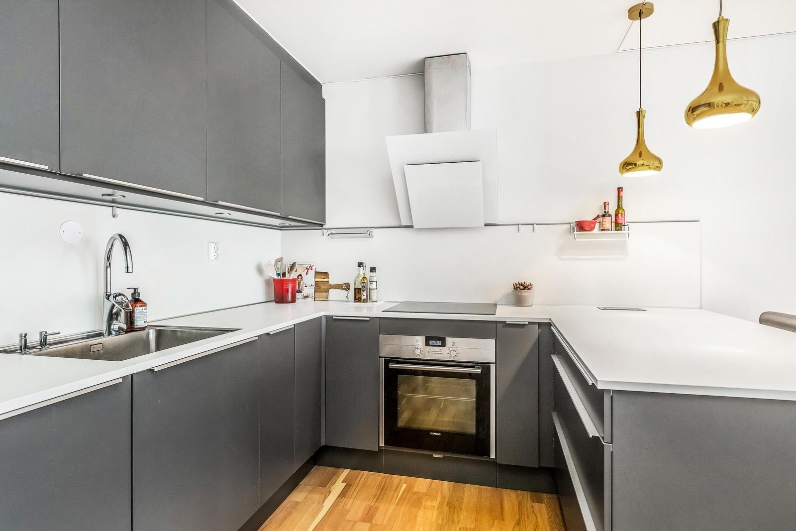 Kjøkkenet har rikelig med skap- og benkeplass. Galleribilde