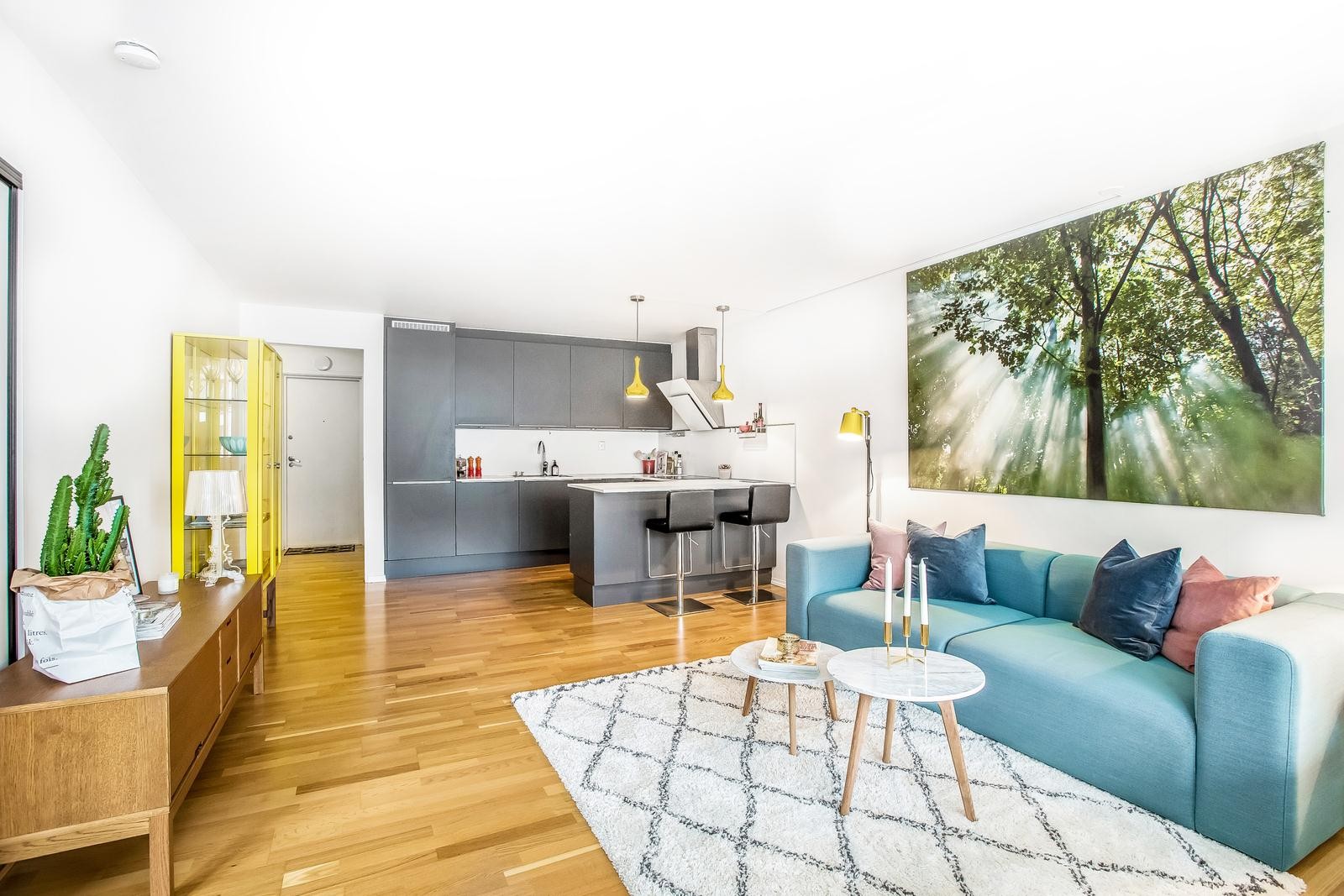 Leiligheten har en moderne, åpen stue/kjøkkenløsning som gir et meget sosialt og hyggelig rom å oppholde seg i. Galleribilde