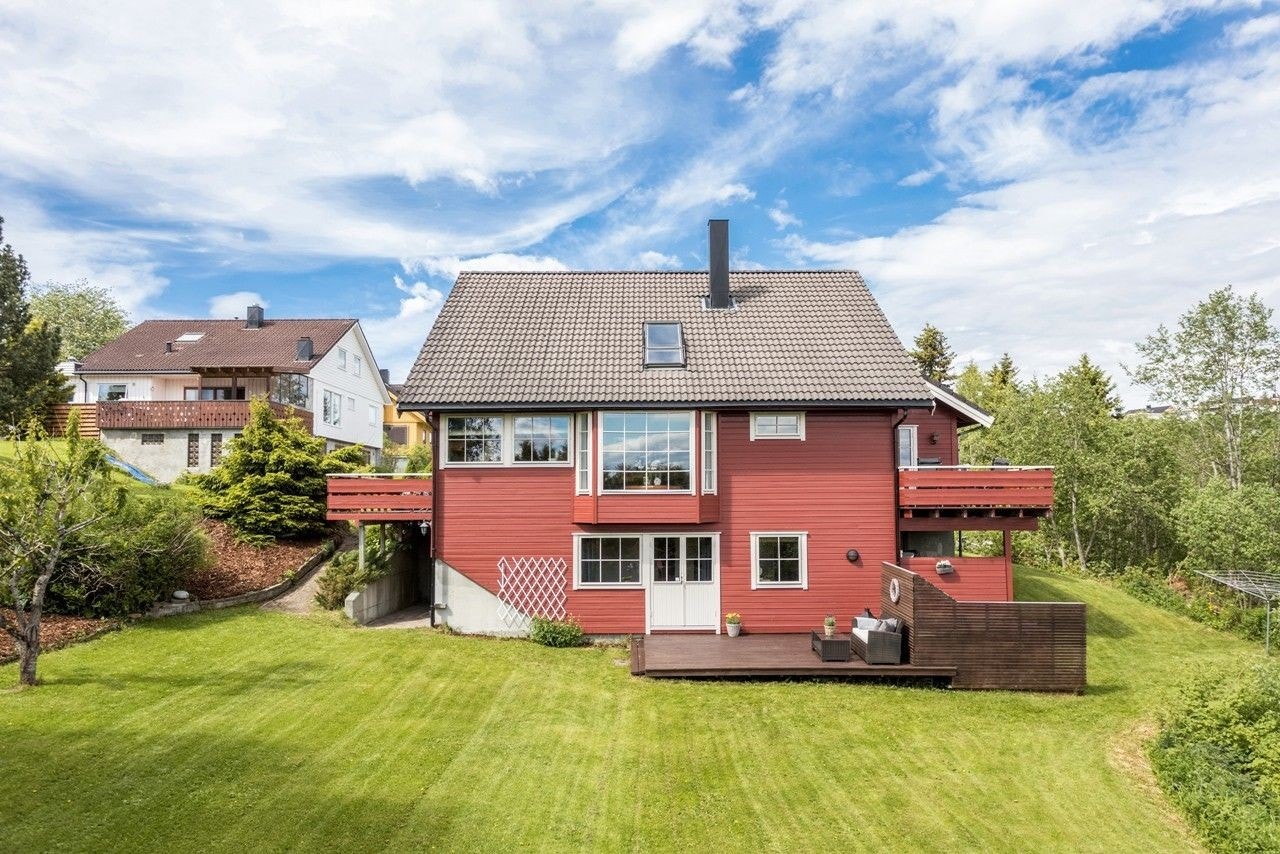 Inngang under verandaen til venstre på bildet. Hagen brukes av oss alle😊 Galleribilde