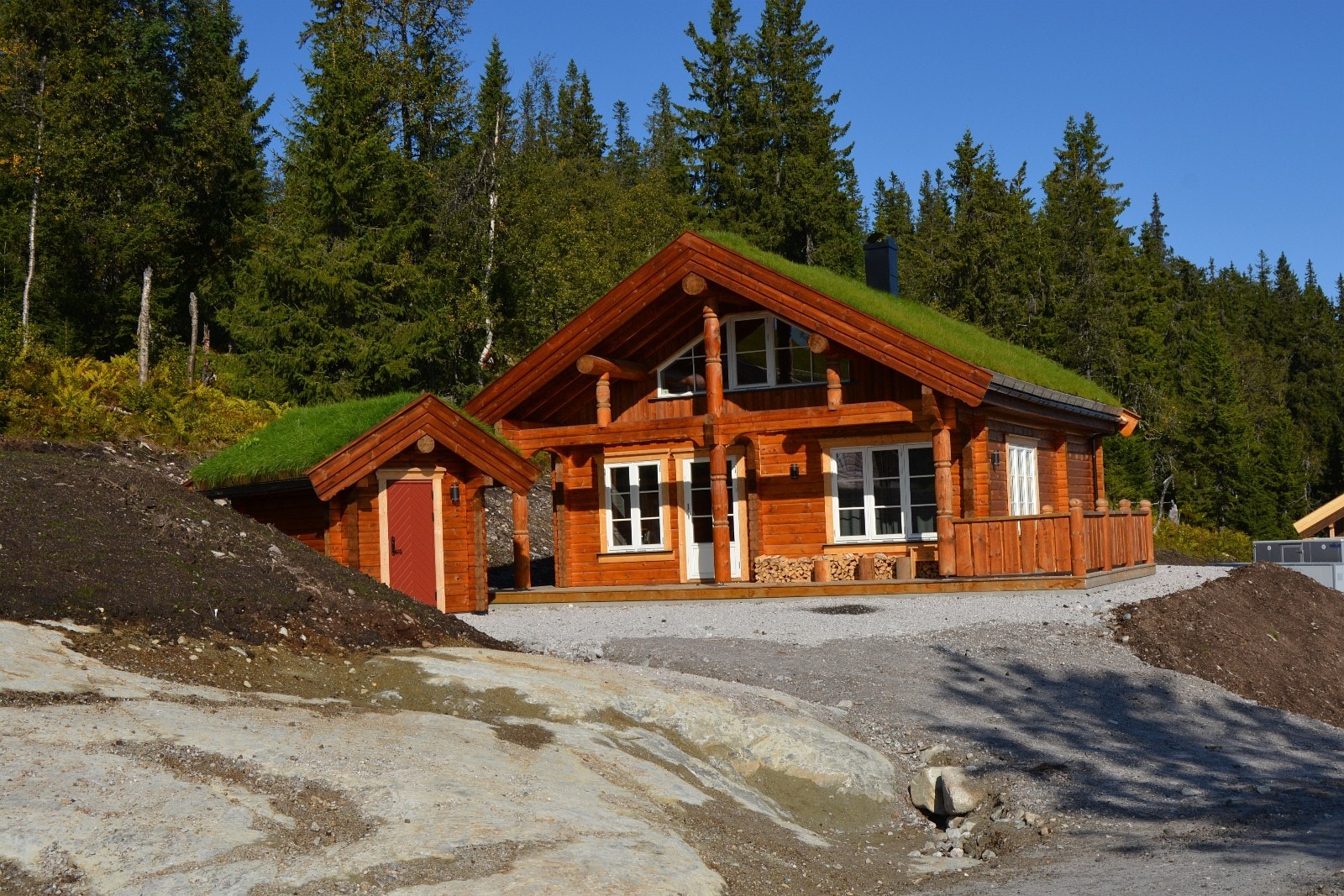 Fjellstul hyttemodell - Bilde av tidligere oppført hytte i Mykstulia - Bod og terrasserekkverk kan kjøpes som tilvalg. Galleribilde