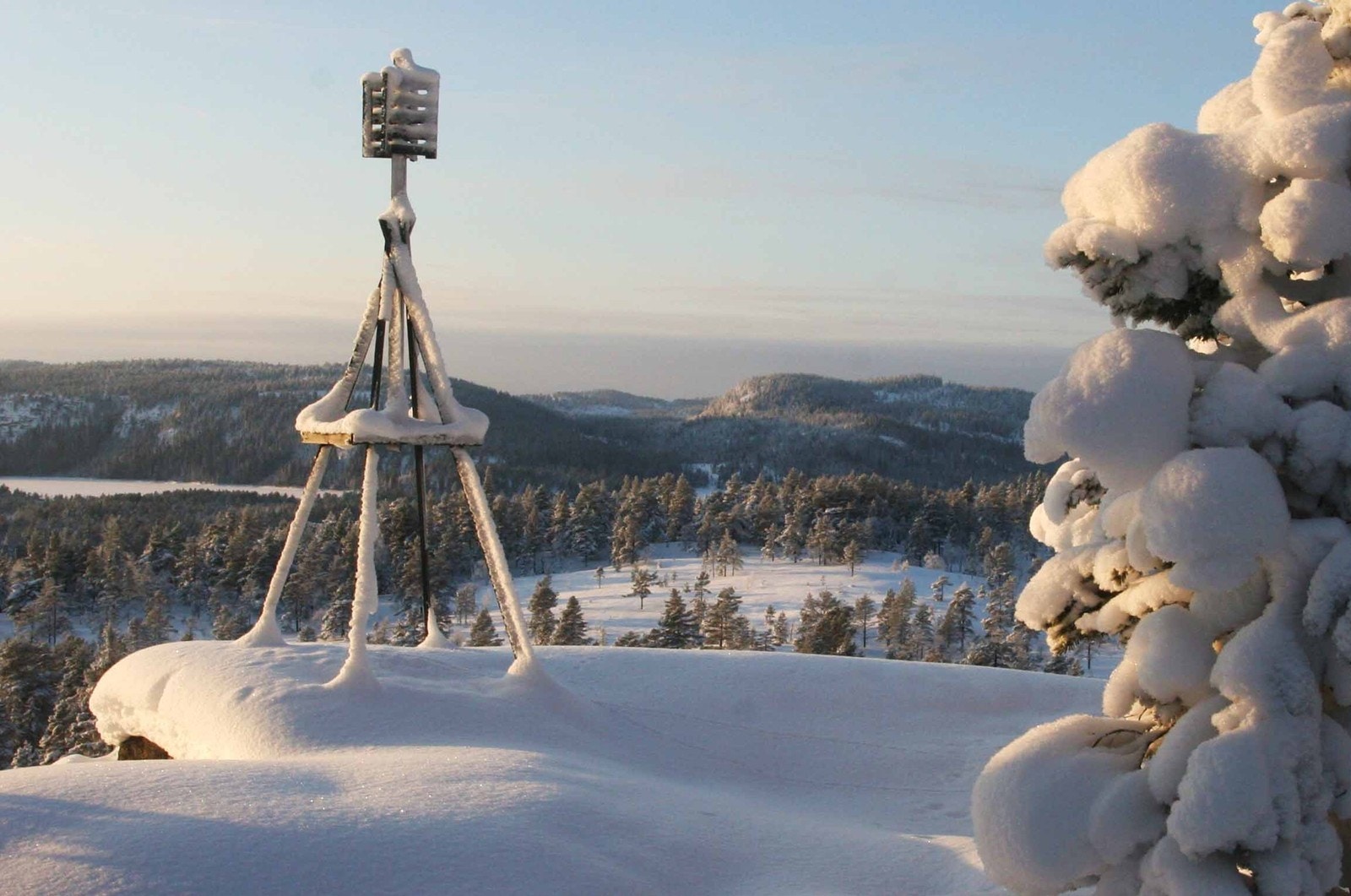 Fra trigpunktet vest på Tverråsen i Drammensmarka med Måneskinnsheia, Nerdammen, Tretjernsåsen og Kleiveren i bakgrunnen Galleribilde