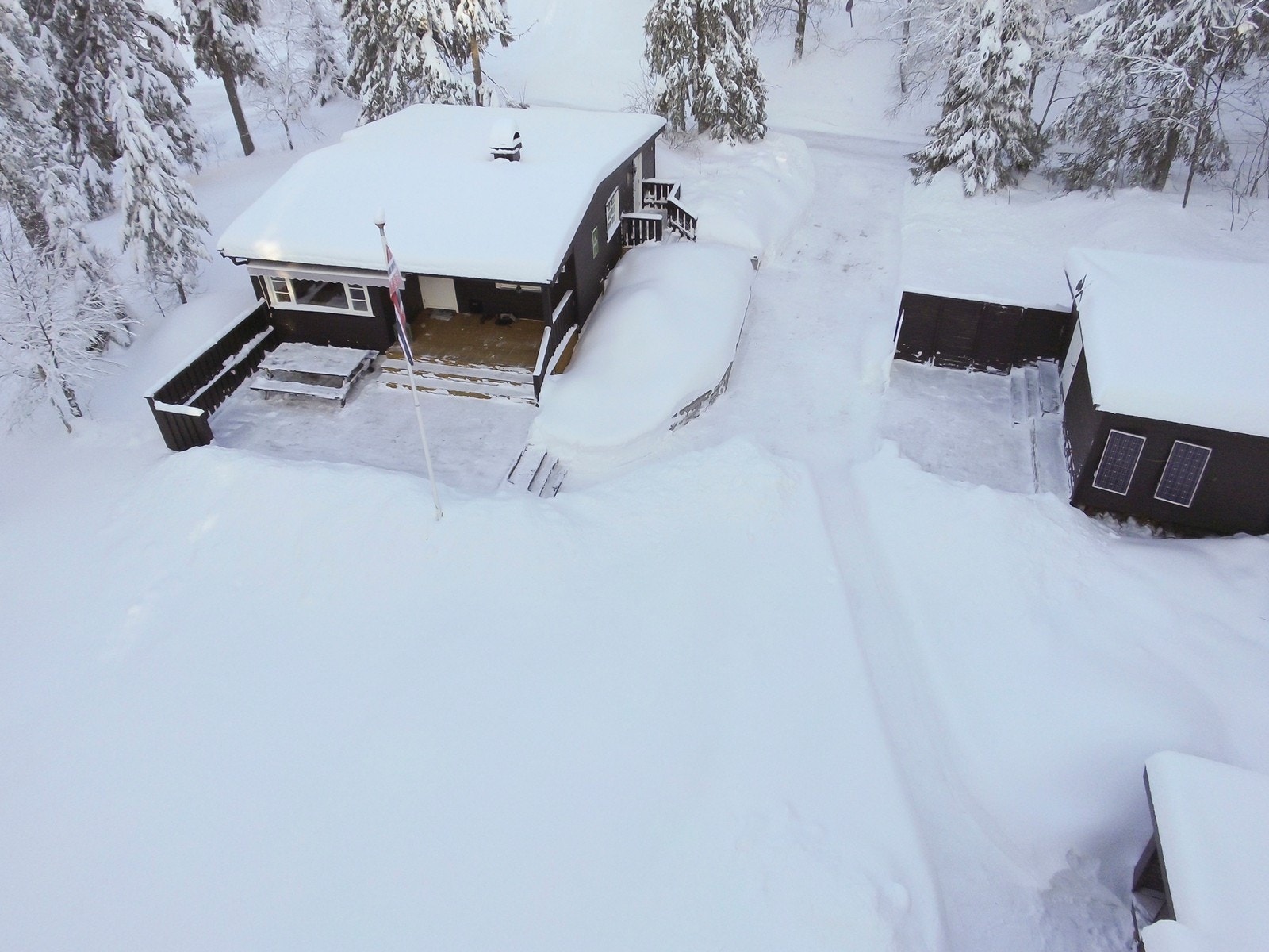 Fasaden og uthuset Galleribilde