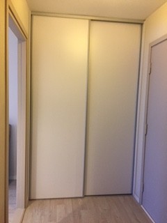 Gang med skyvedørsgarderobe Galleribilde