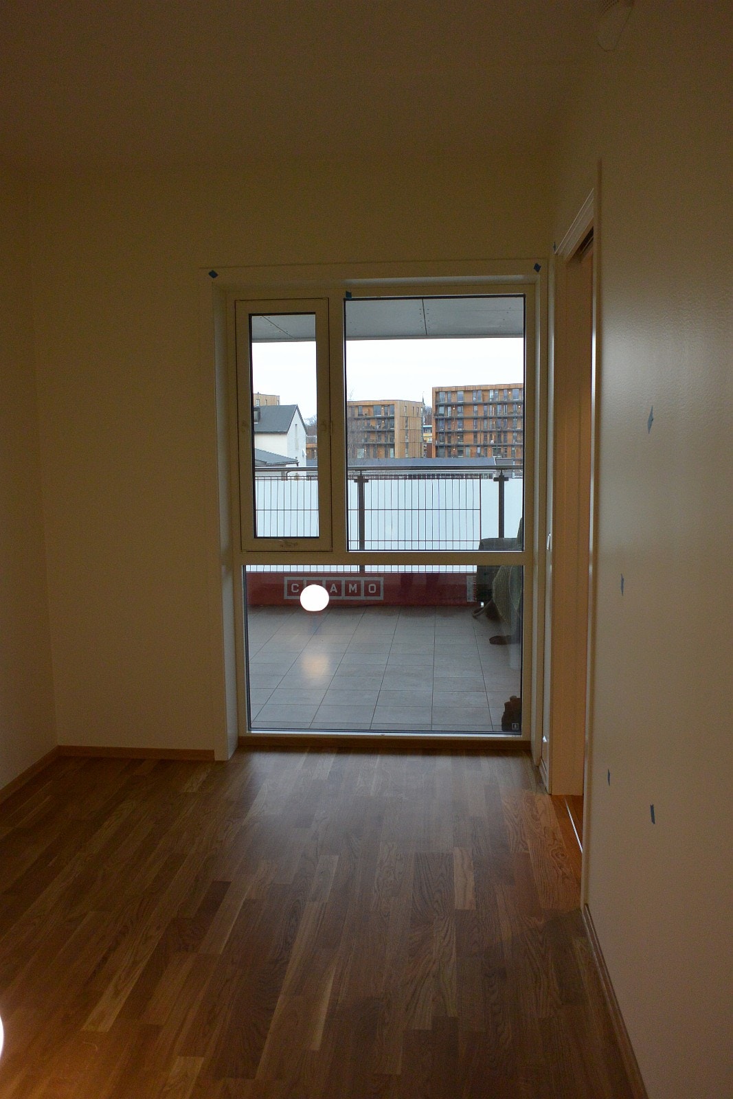 Lyse soverom med store vinduer Galleribilde