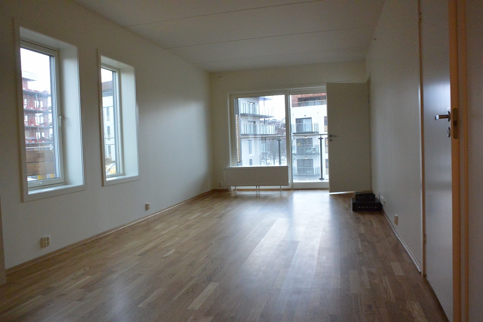 Fra stue kan man gå ut på stor og solrik veranda Galleribilde