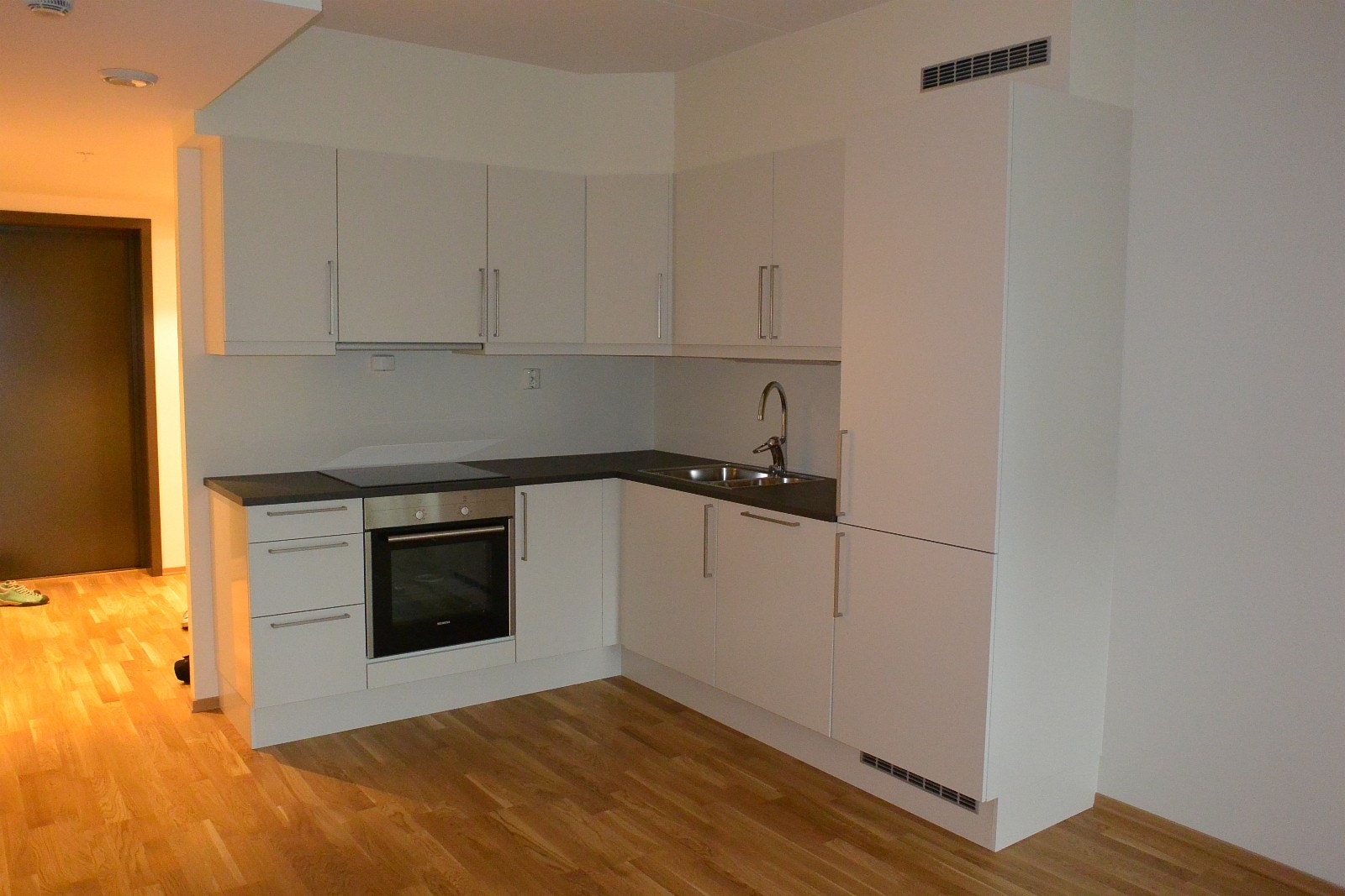 Nytt, moderne HTH kjøkken med integrerte hvitevarer Galleribilde