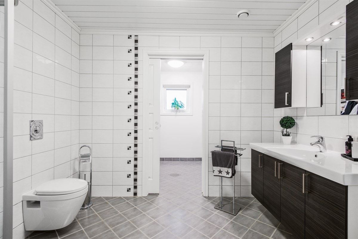 Bad med eget vaskerom innenfor. Meget praktisk løsning. Galleribilde