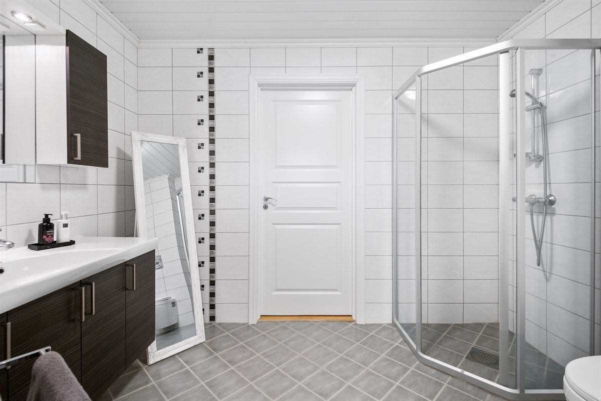 Flislagt bad med varmekabel, bra med skapinnredning. Galleribilde