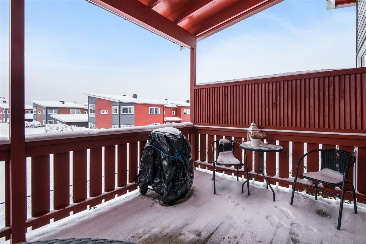 Det er levegg på begge sider. Skjermet uteplass. Galleribilde