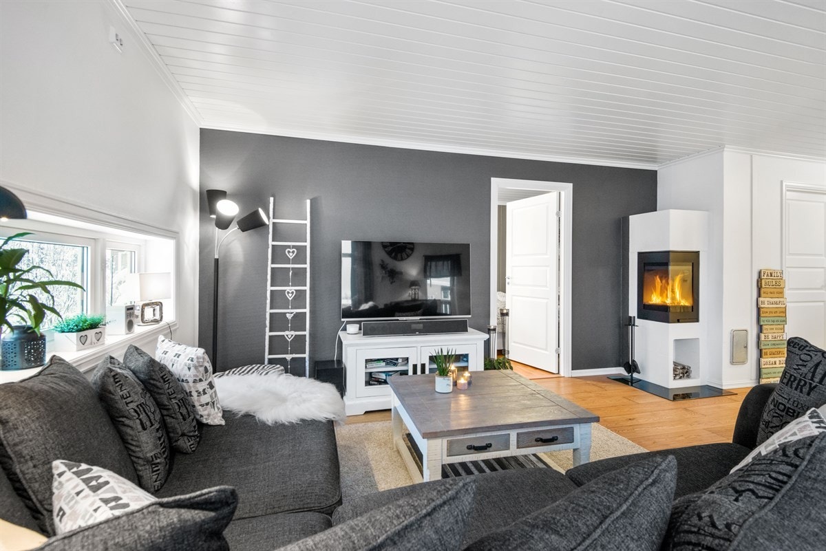 Flott stue med peisovn. Galleribilde