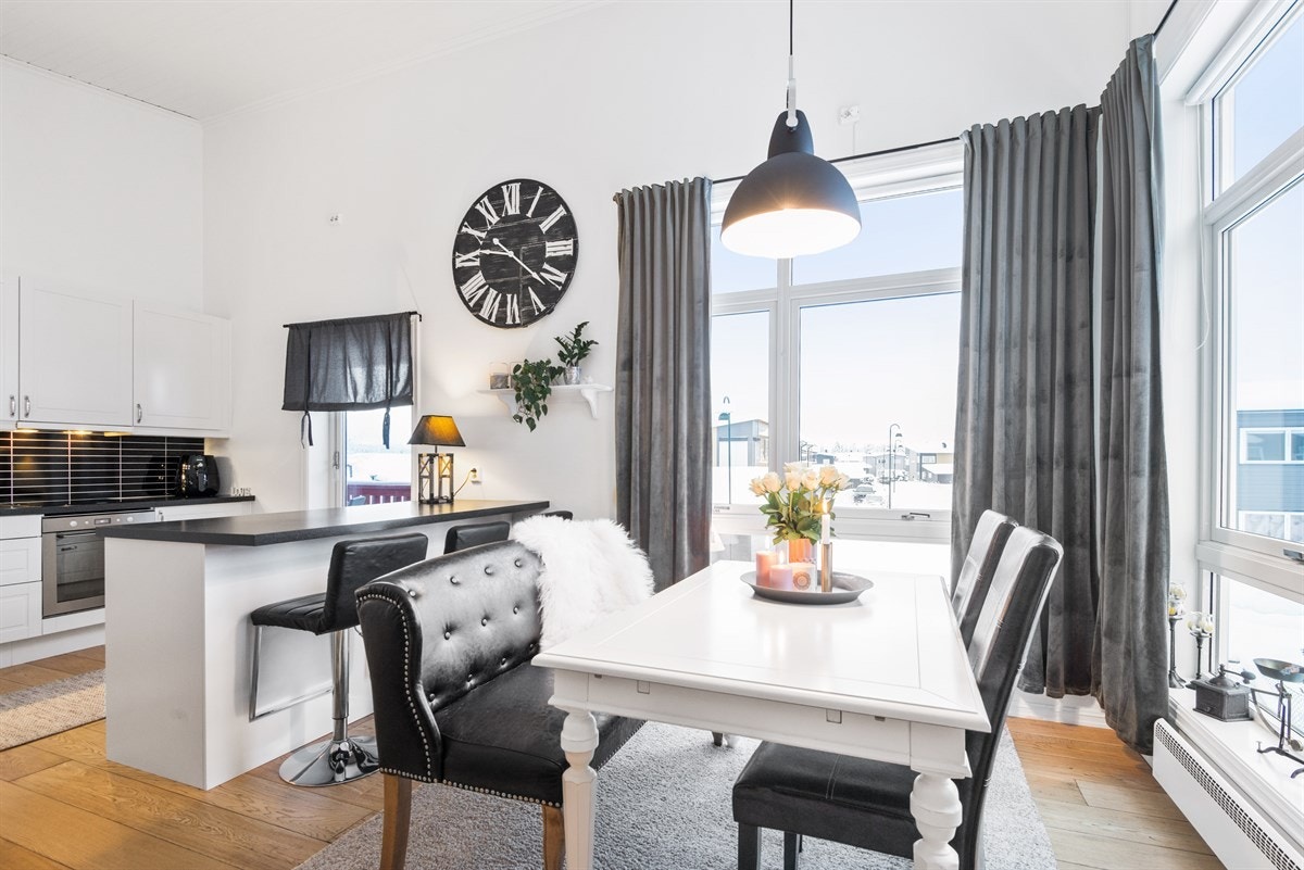 Spiseplassen har romslige vinduer som gir et godt lys. Galleribilde