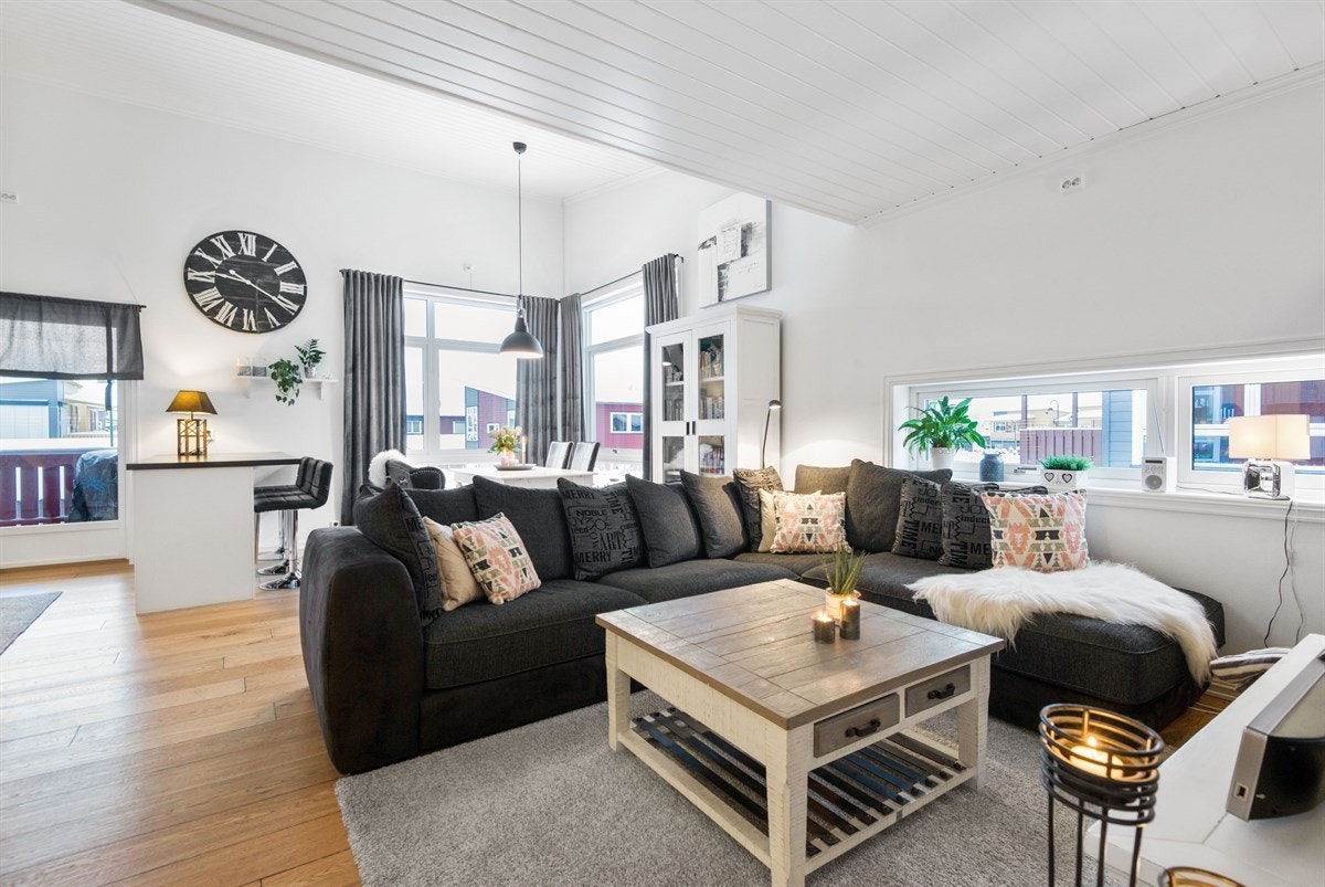 Stuen virker luftig med den gode takhøyden Galleribilde