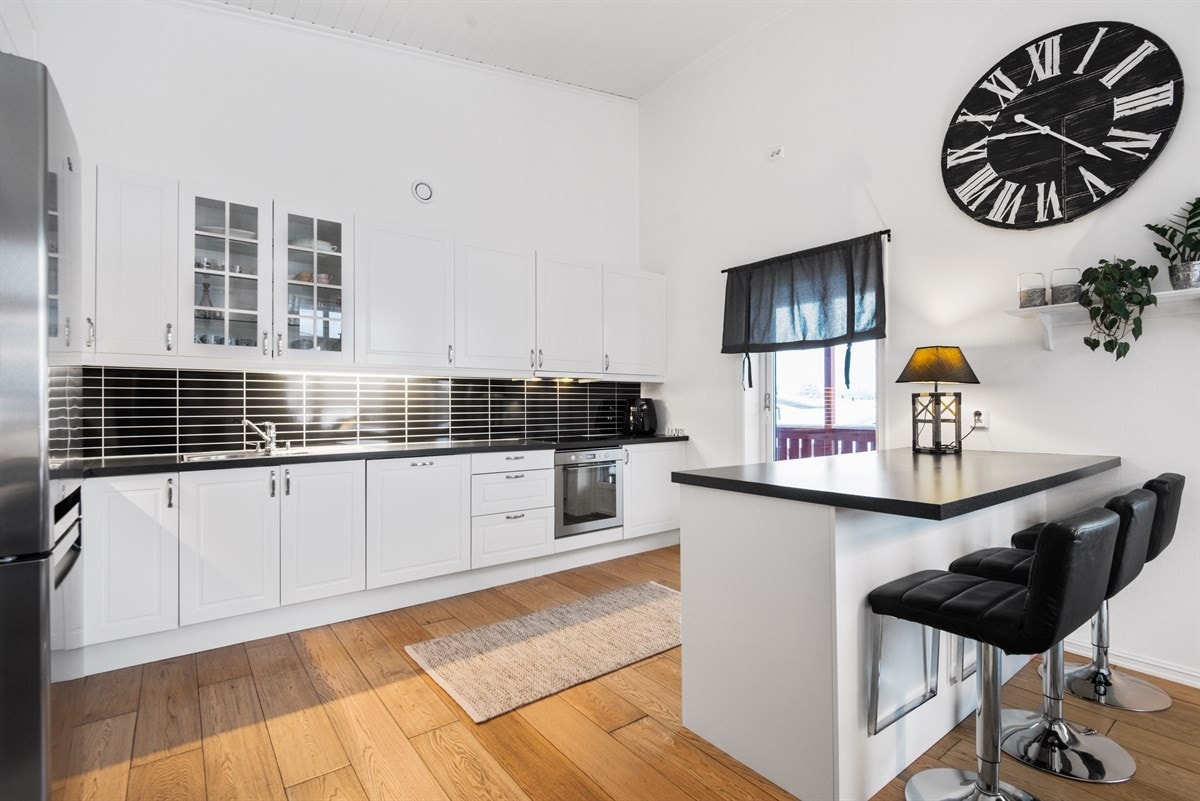 Kjøkken med øy med barløsning. Galleribilde