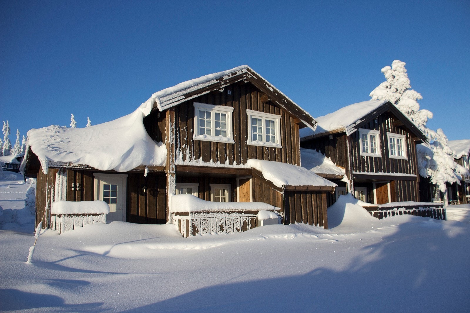 Inngangparti med lun sitteplass. Galleribilde