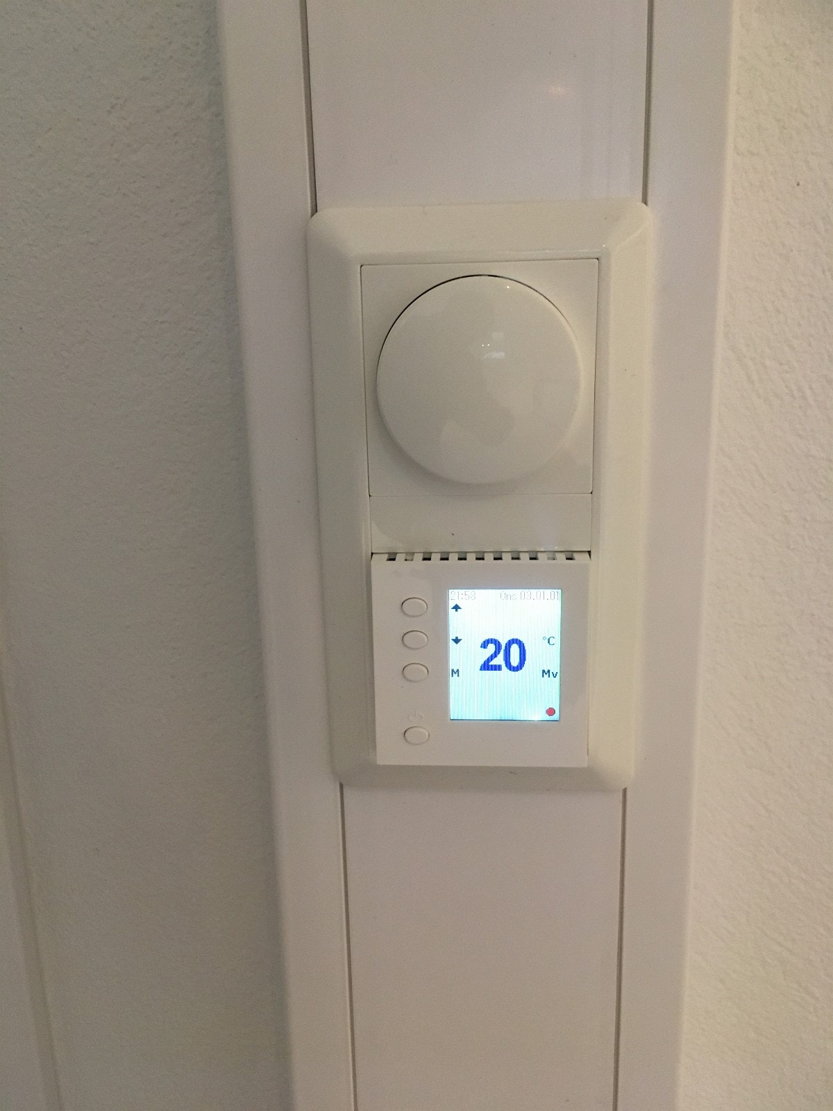 Stue, bad og gang har alle egen termostat til gulvvarme Galleribilde