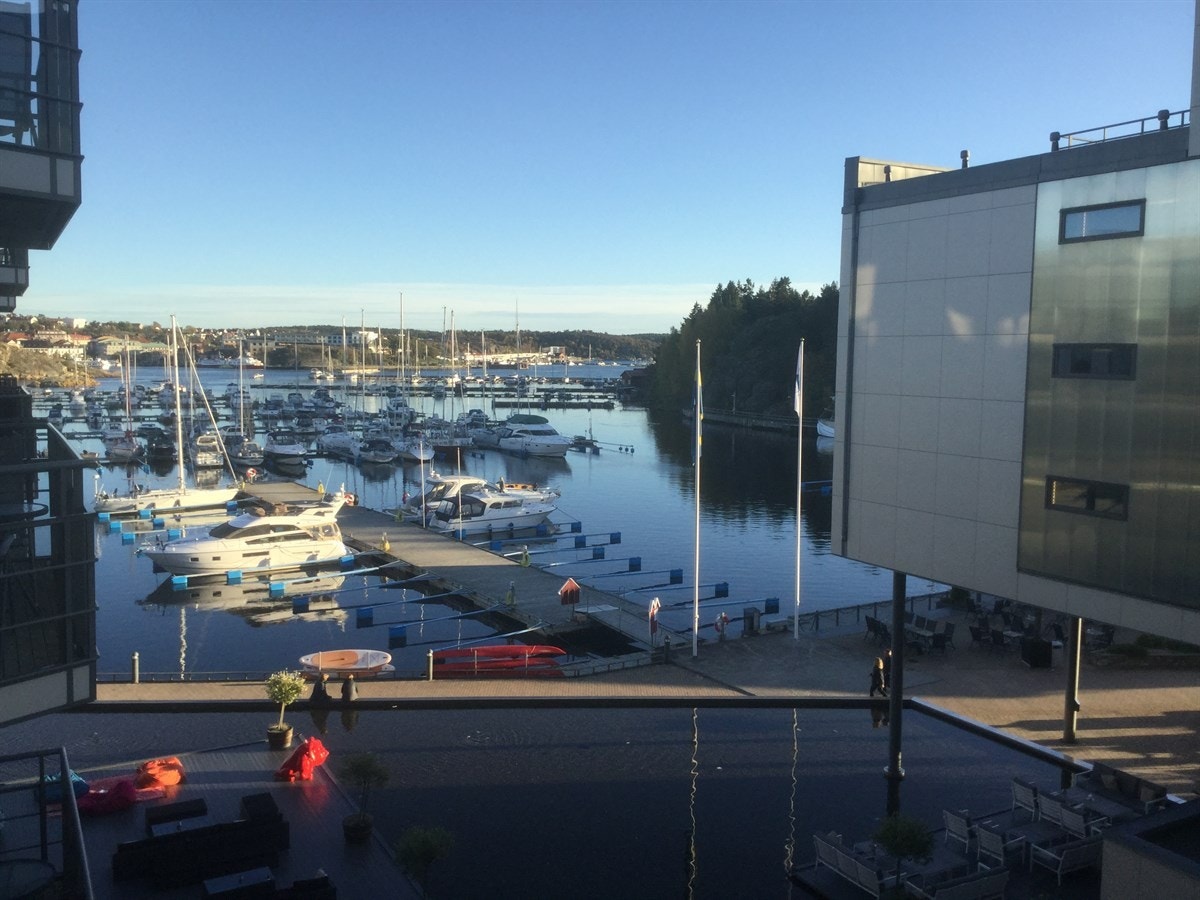 Utsikt fra leiligheten bort mot yachthavnen Galleribilde