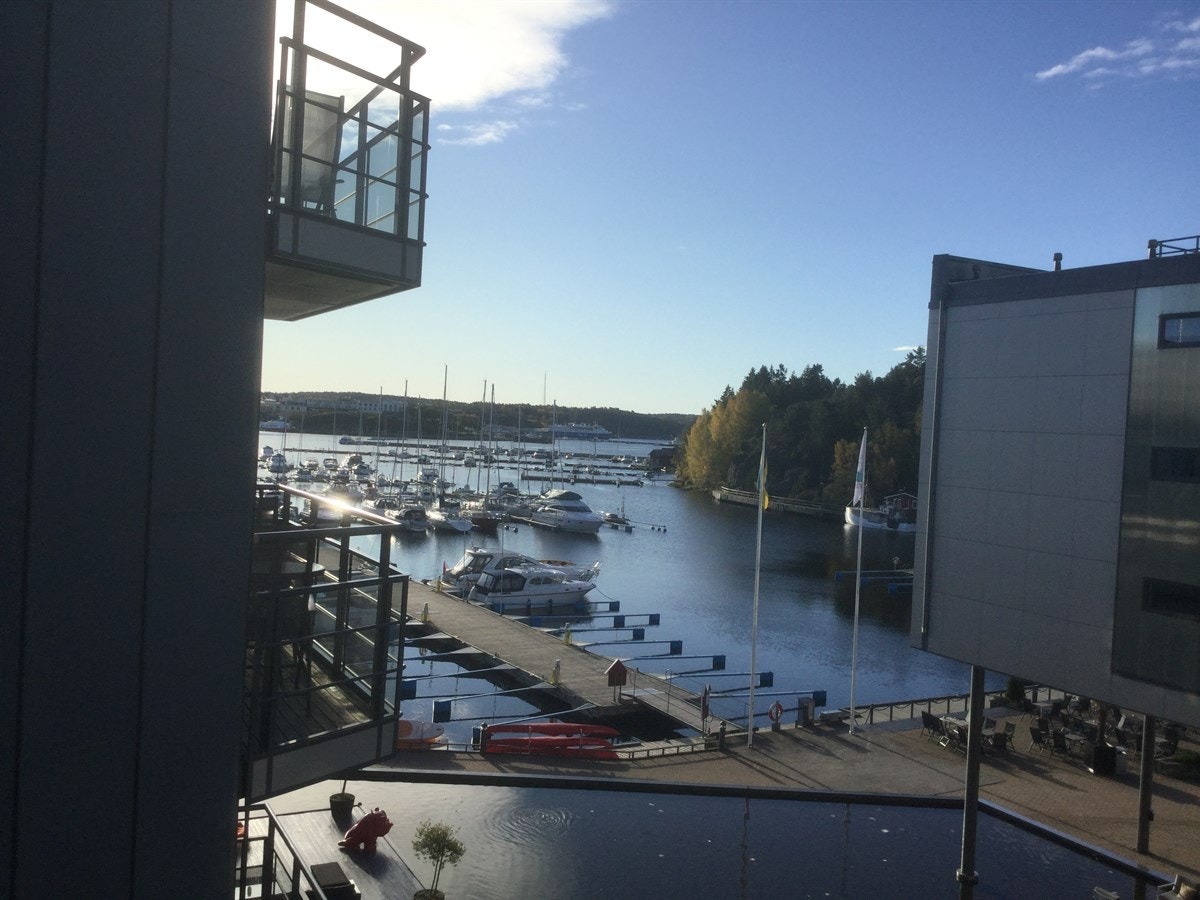 Utsikt fra leiligheten bort mot yachthavnen Galleribilde