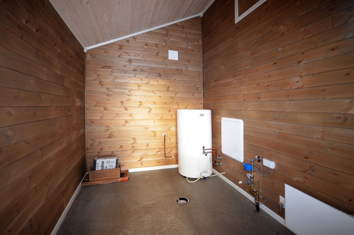 Teknisk rom/bod ved inngangsdøren. Galleribilde