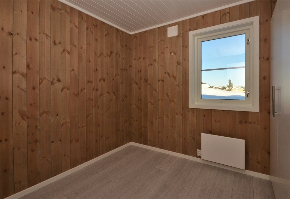 Soverom 1 i 1.etg. med skap og flott utsikt mot fjellet. Galleribilde