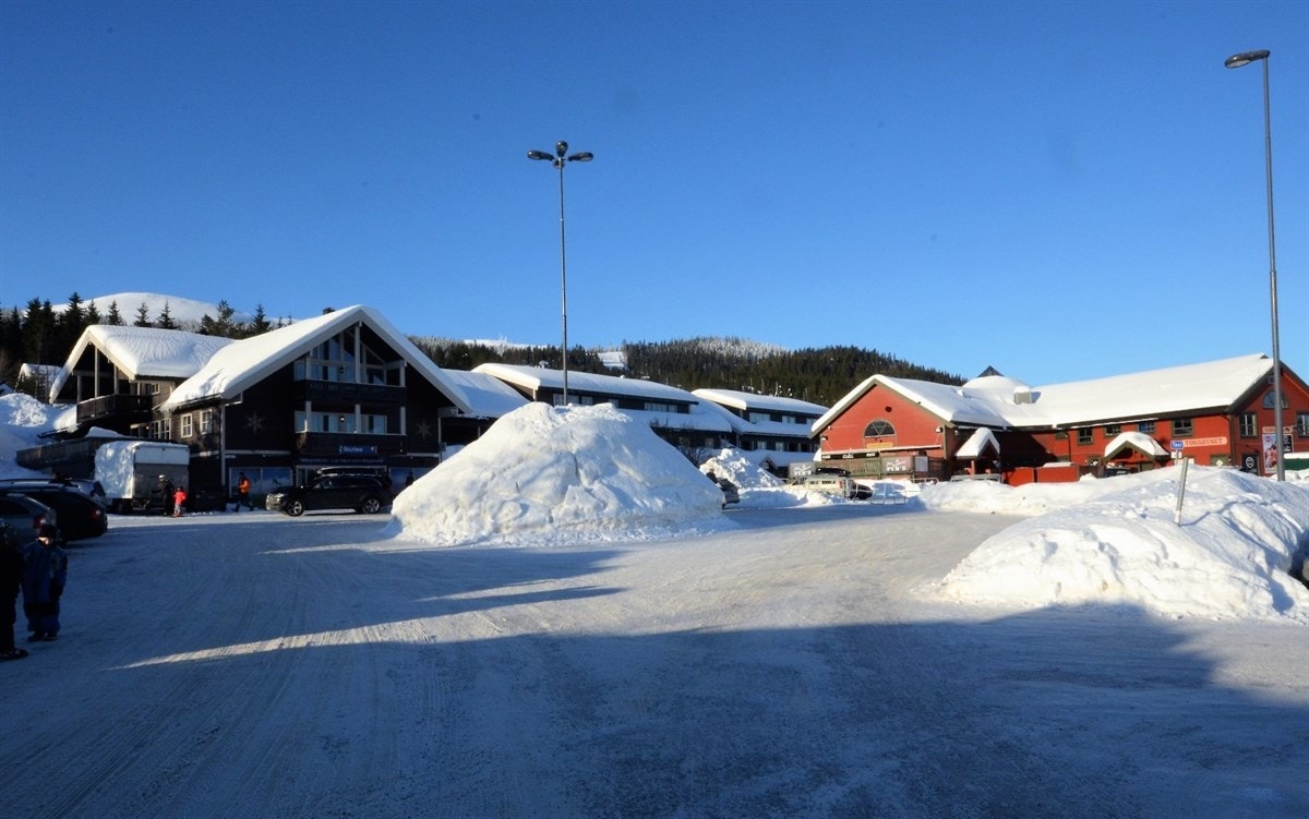 Senteret med skiutleie, restauranter, afterski etc. Galleribilde