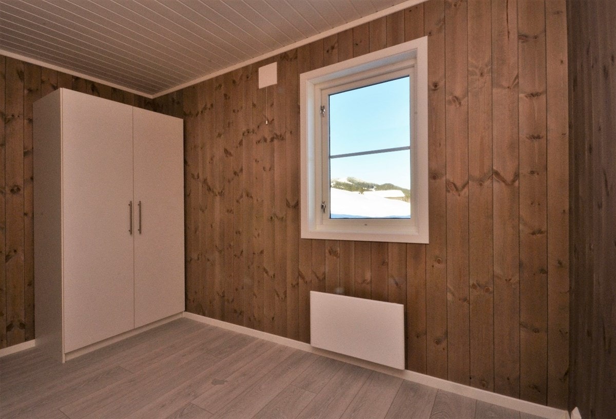 Soverom 2 i 1.etg. med skap og flott utsikt mot fjellet. Galleribilde