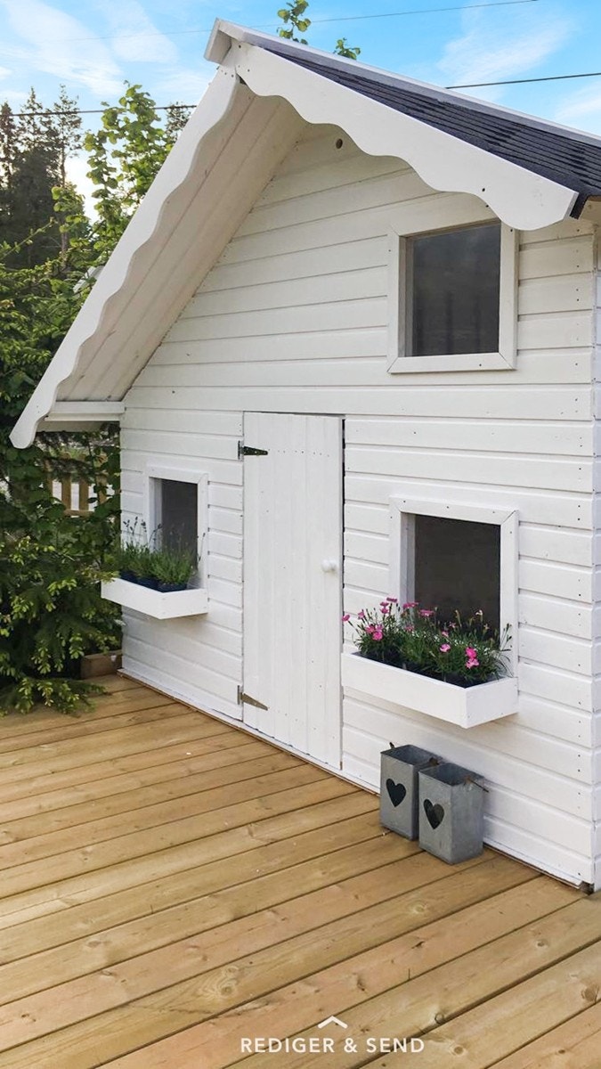 Dukkehus i hagen med nedfelt sandkasse i plattingen. Galleribilde