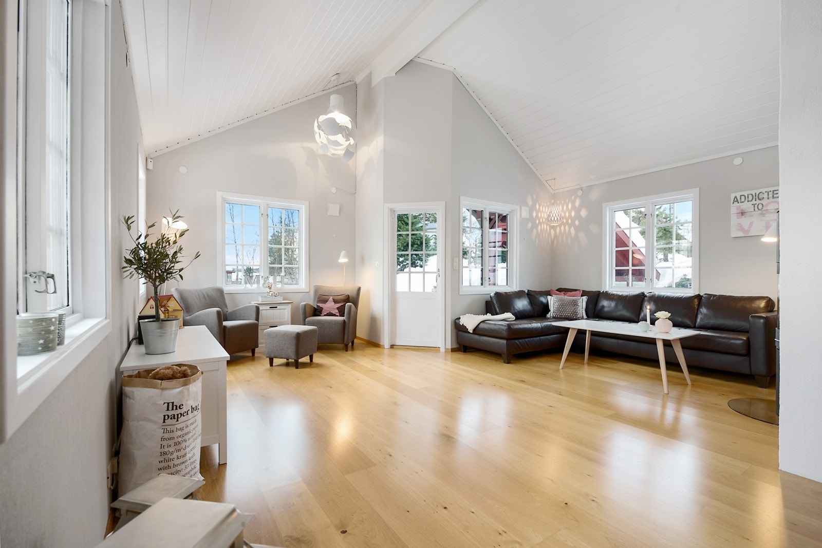 Stor stue med god takhøyde Galleribilde