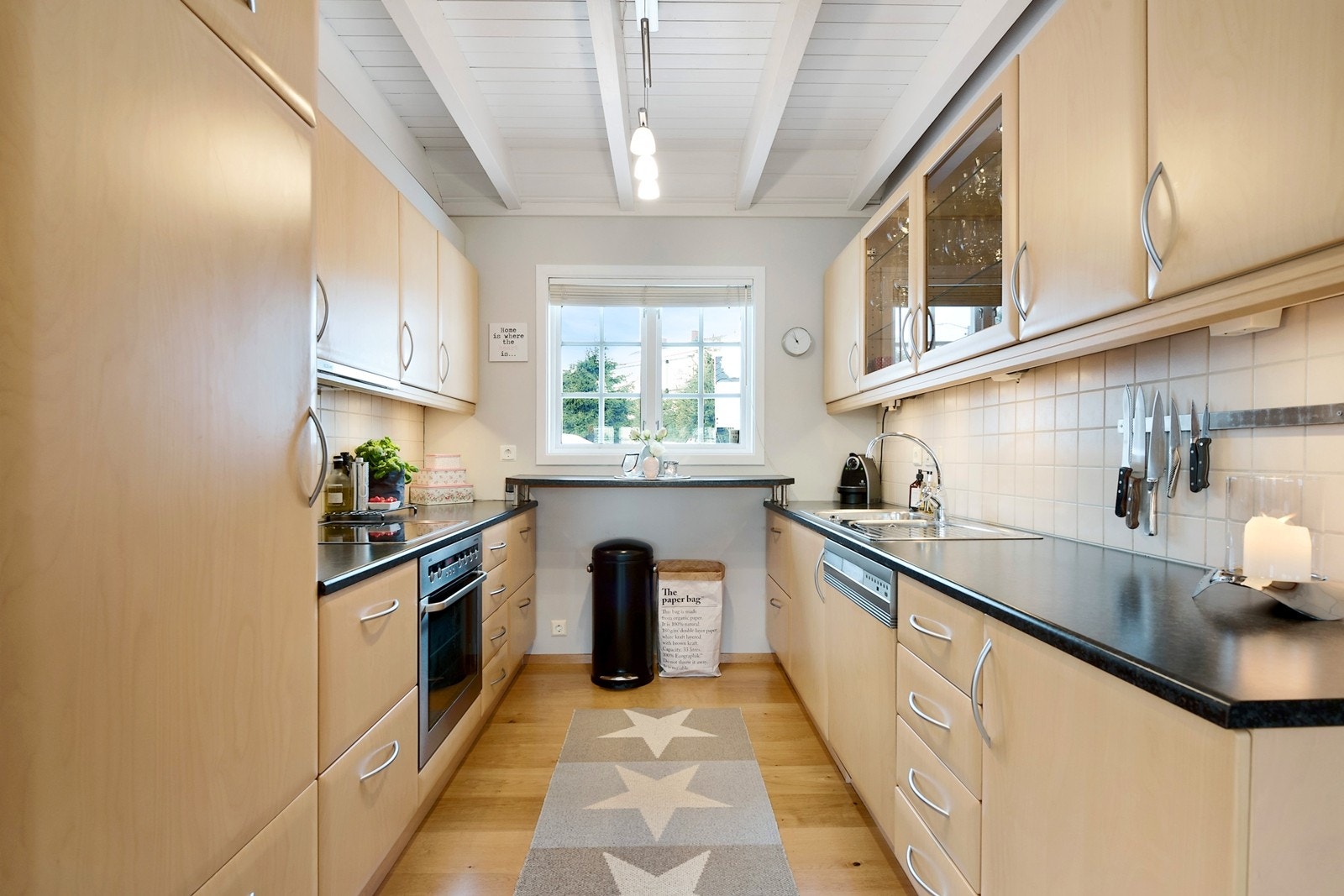 Pent kjøkken med integrerte hvitevarer Galleribilde