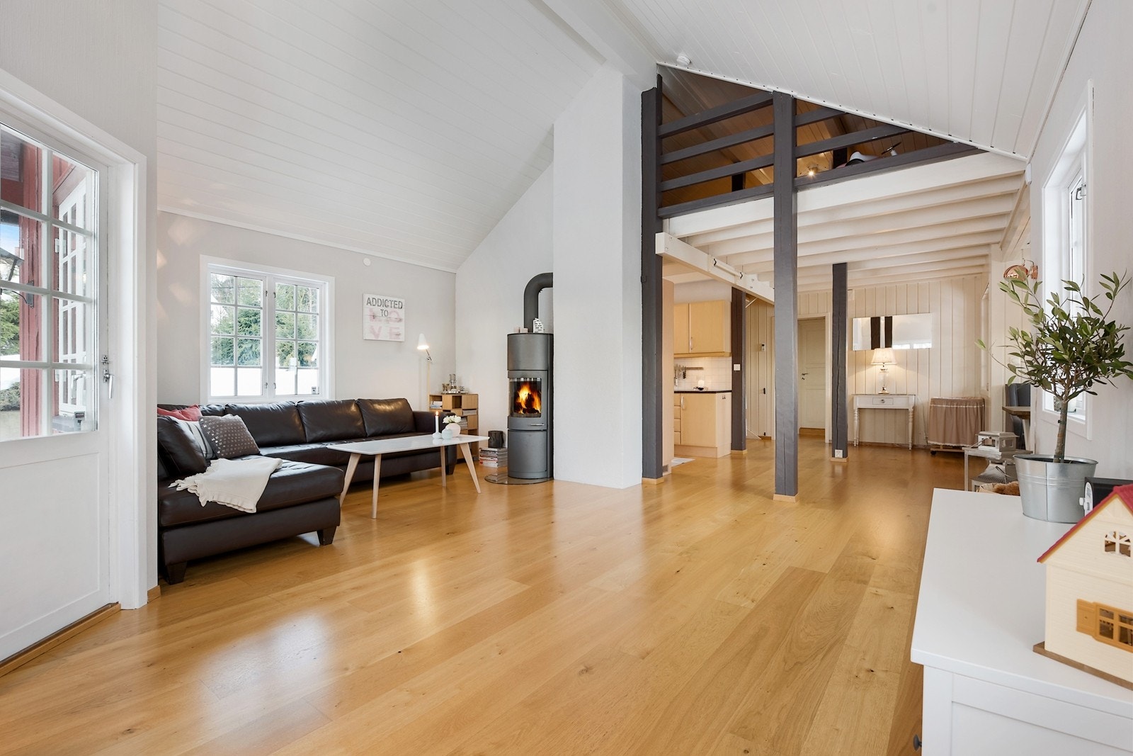 Utgang til terrasse og grøntarealer fra stuen. Galleribilde