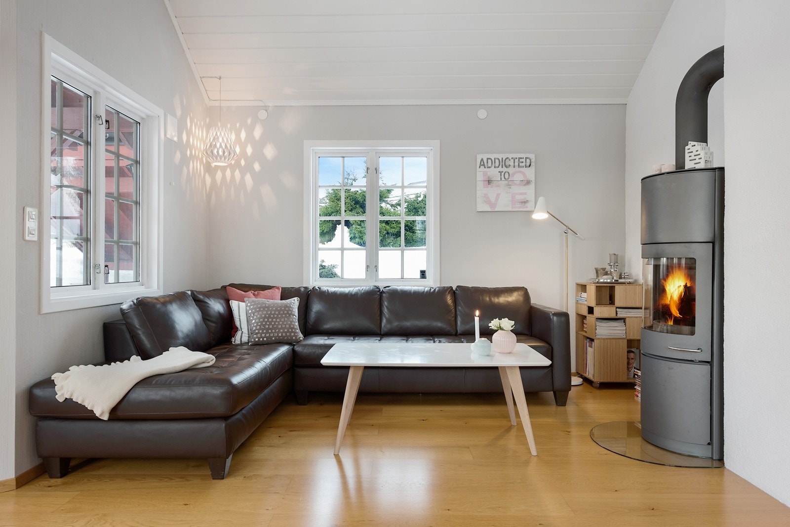 Lys sofakrok med peisovn Galleribilde