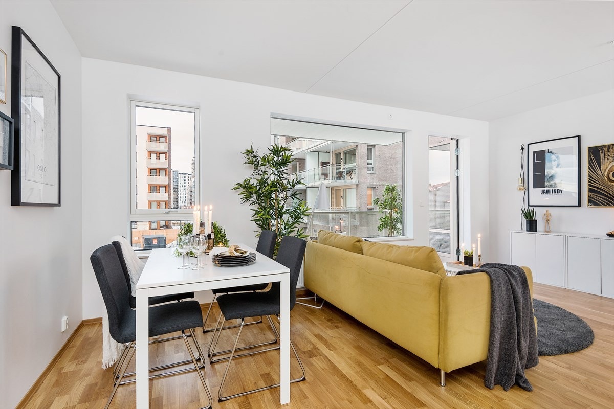 Stue med plass til spisebord og sofagruppe med tilhørende møblement. Galleribilde