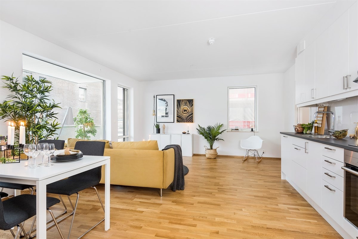 Moderne åpen stue- kjøkkenløsning med flotte lysforhold fra store vindusflater. Galleribilde