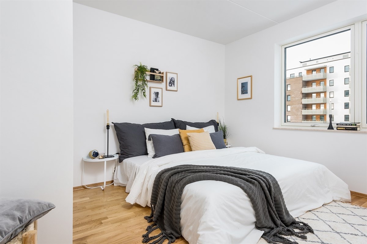 Romslig hovedsoverom med god plass til dobbeltseng. Galleribilde