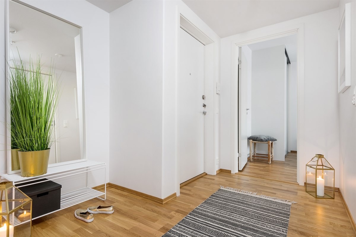 Lys og praktisk entré med muligheter for garderobeløsninger i egen nisje. Galleribilde