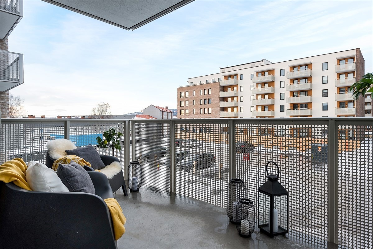 Solrik balkong på hele 9 kvm med flott utsyn. Galleribilde