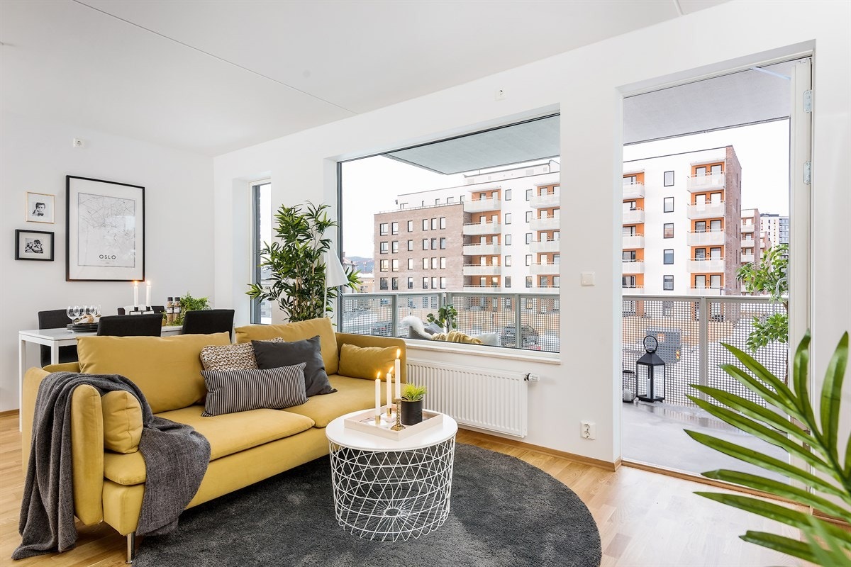 Lys og romslig stue med utgang til balkong. Galleribilde