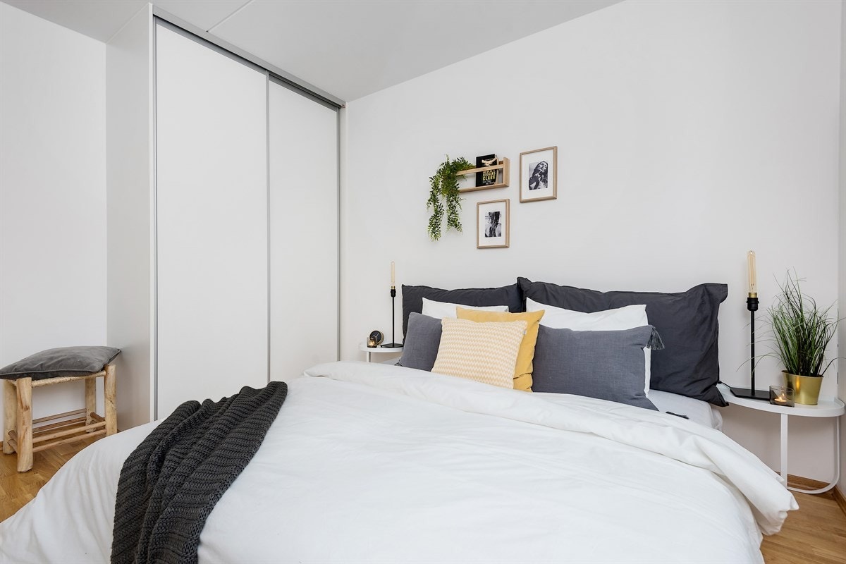 God oppbevaringsplass i form av skyvedørsgarderobe, plass til ytterligere løsninger om ønskelig. Galleribilde