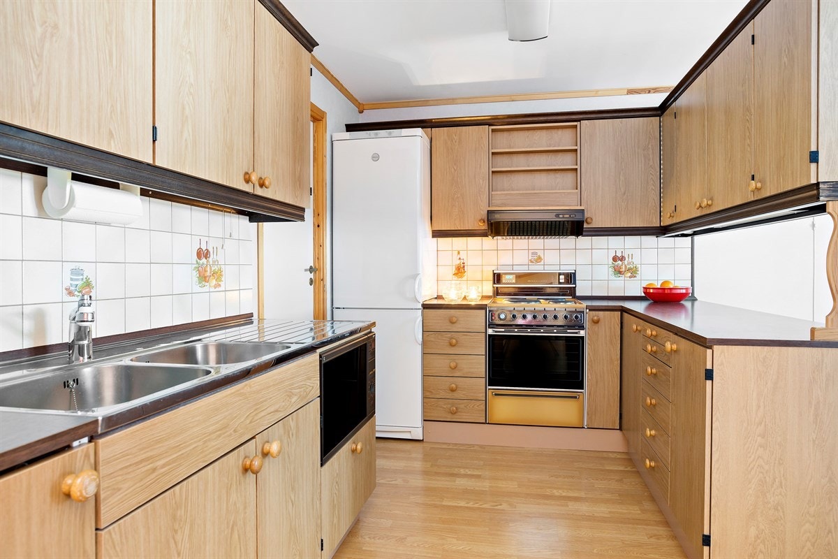 Kjøkkenet har god skap - og benkeplass Galleribilde