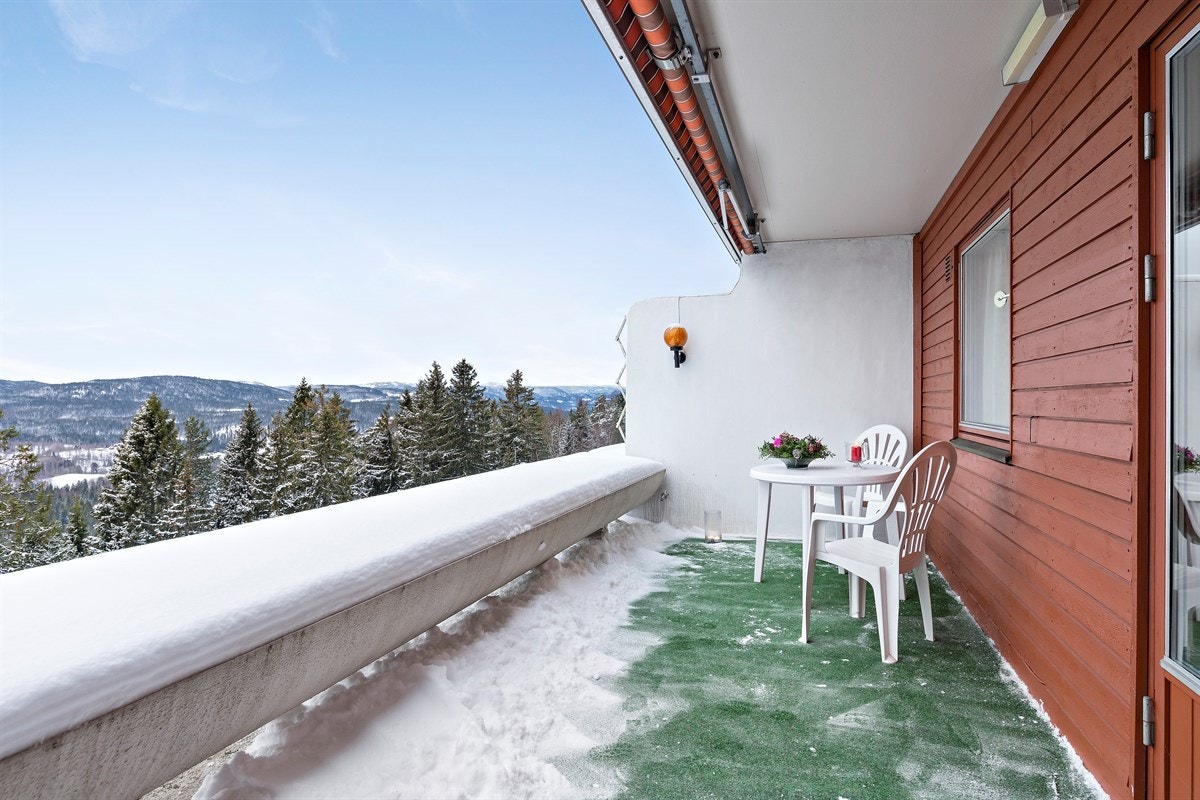 Utgang til vest-sydvest vendt veranda på 12 kvm med fantastiske sol - og utsiktsforhold Galleribilde