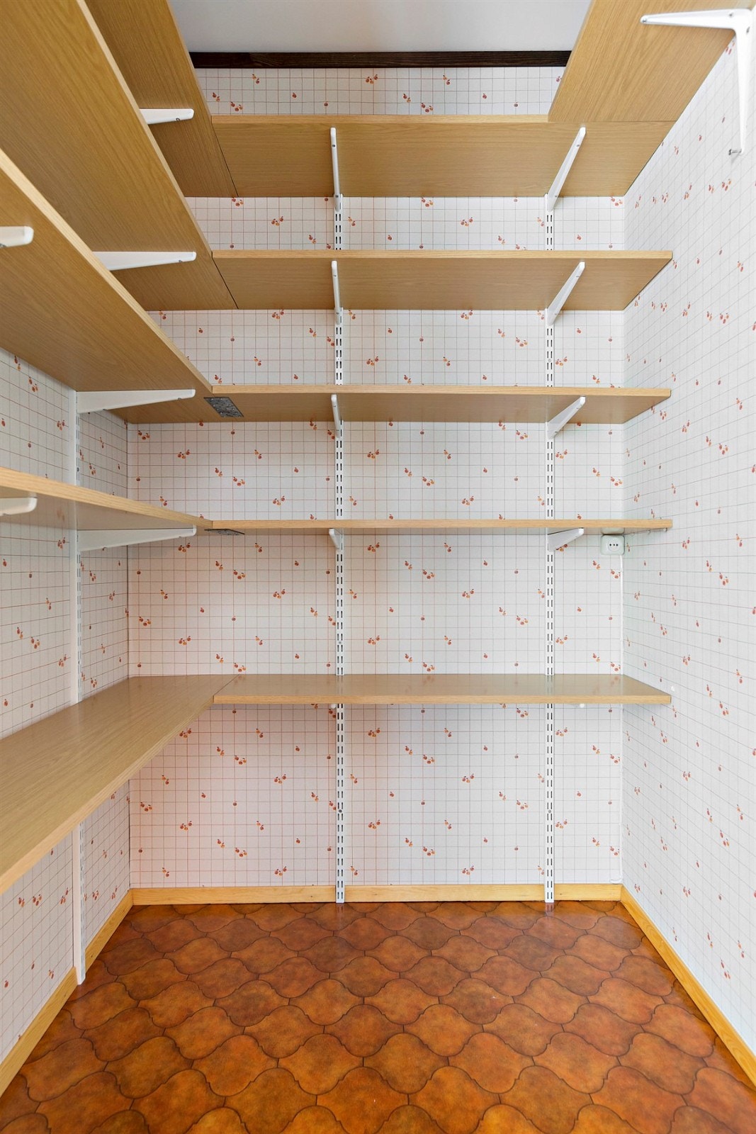 Romslig, innvendig bod i tilknytning til kjøkkenet Galleribilde