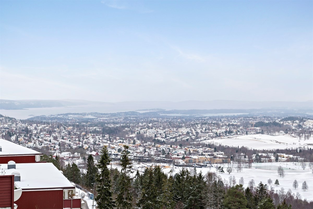 .. hvor du blant annet ser Oslofjorden og Bogstadvannet, samt deler av Bærums - og Nordmarka Galleribilde