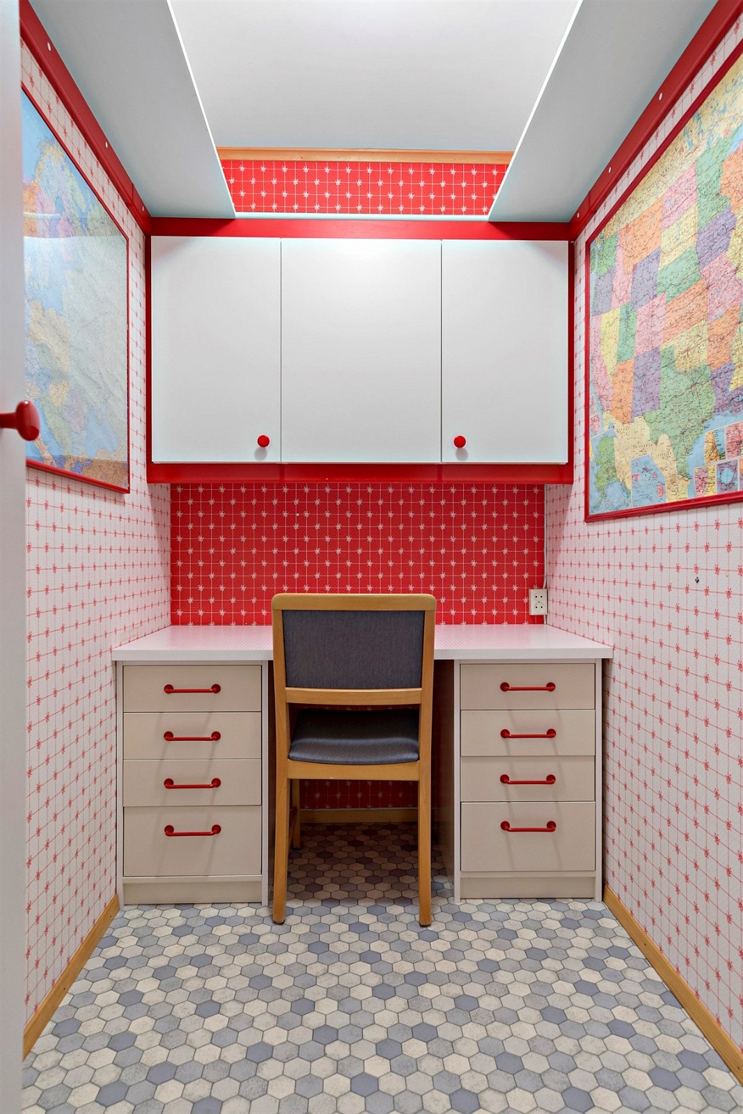 Kott i tilknytning til kjøkkenet som fungerer godt som kontor - og oppbevaringsrom Galleribilde