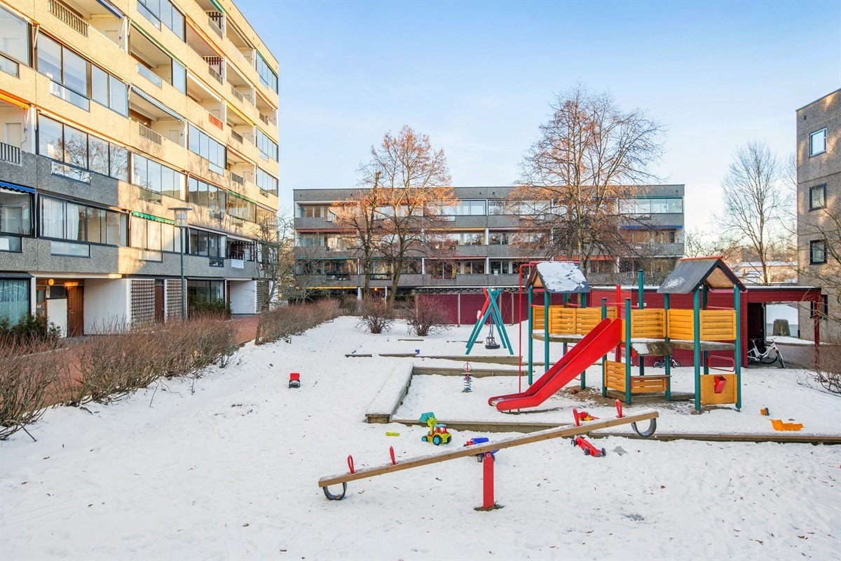 Omgitt av grøntområder med benker, lekeapparater og sandkasser. Snøsmeltingsanlegget gjør at deler av indre området er tilnærmet is- og snøfritt Galleribilde