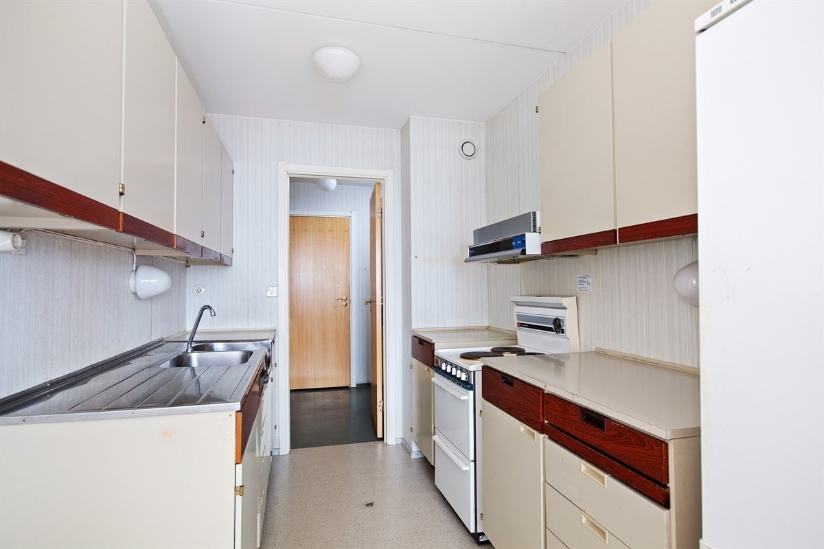 Kjøkkenet har direkte tilgang til grovkjøkken/vaskerom Galleribilde