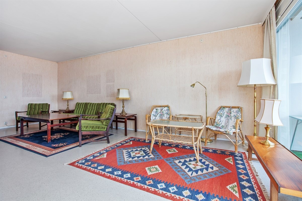 Stuen er romselig og kan innredes med to sittegrupper. Store vindusflater sørger for rikelig med naturlig lys Galleribilde