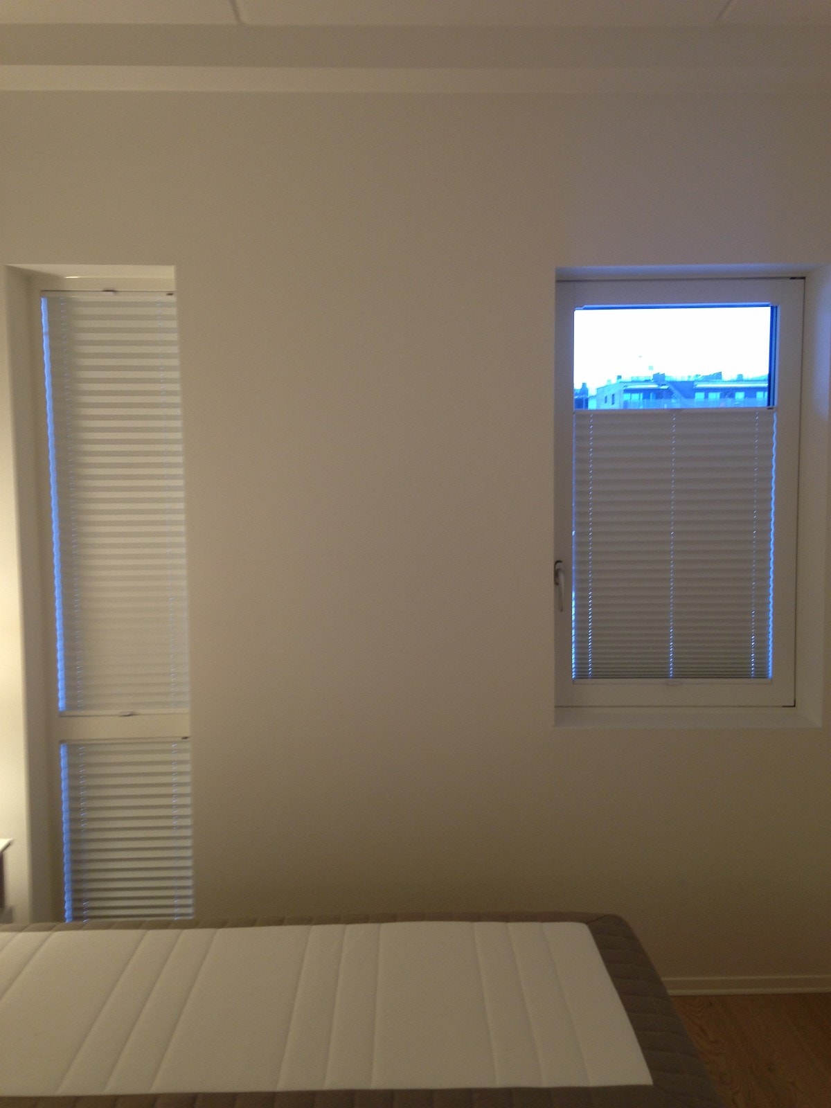 Soverommet har regulerbare plissegardiner mot svalgang Galleribilde