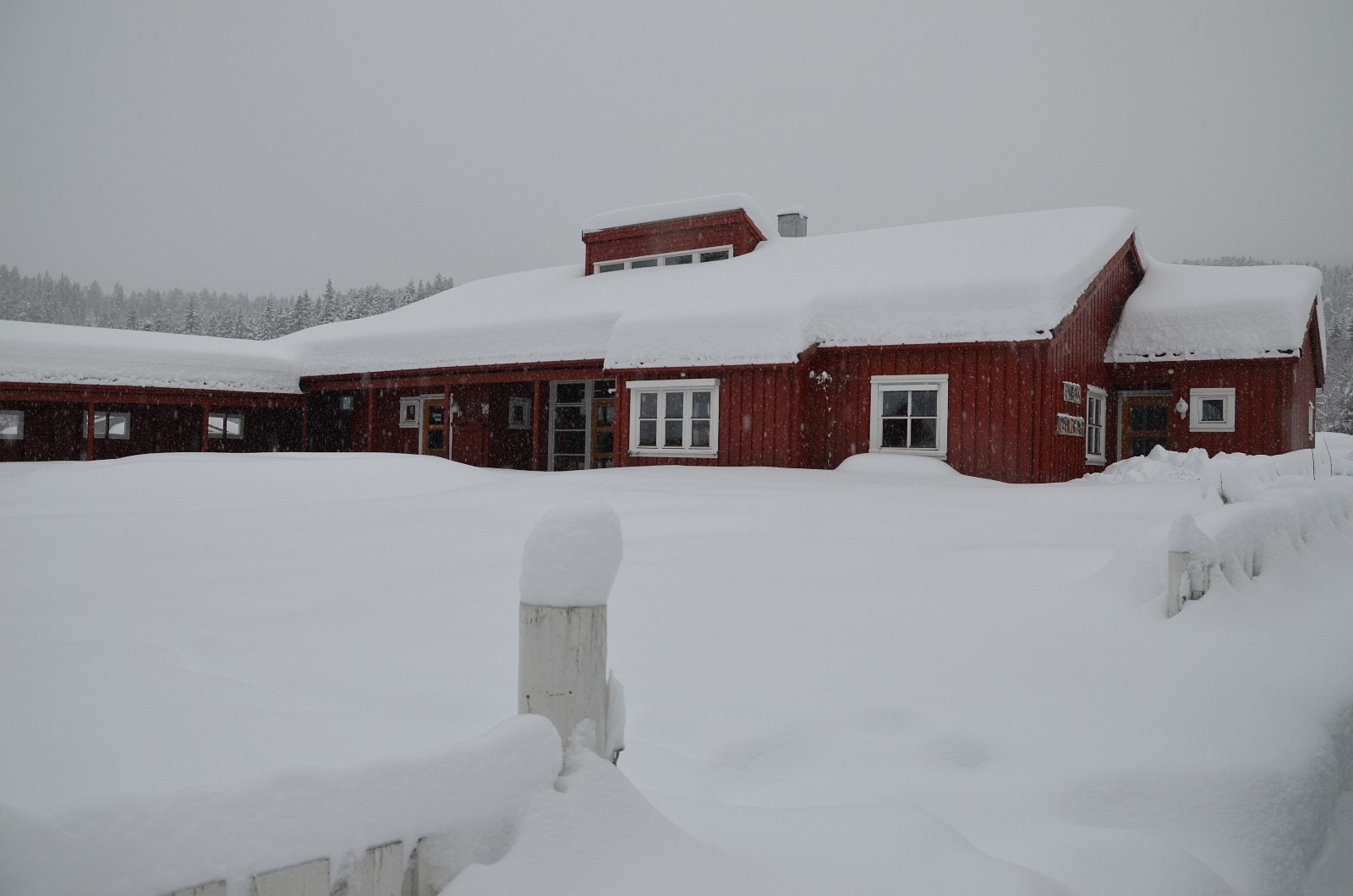 Barnehagebygget sett fra veien Galleribilde