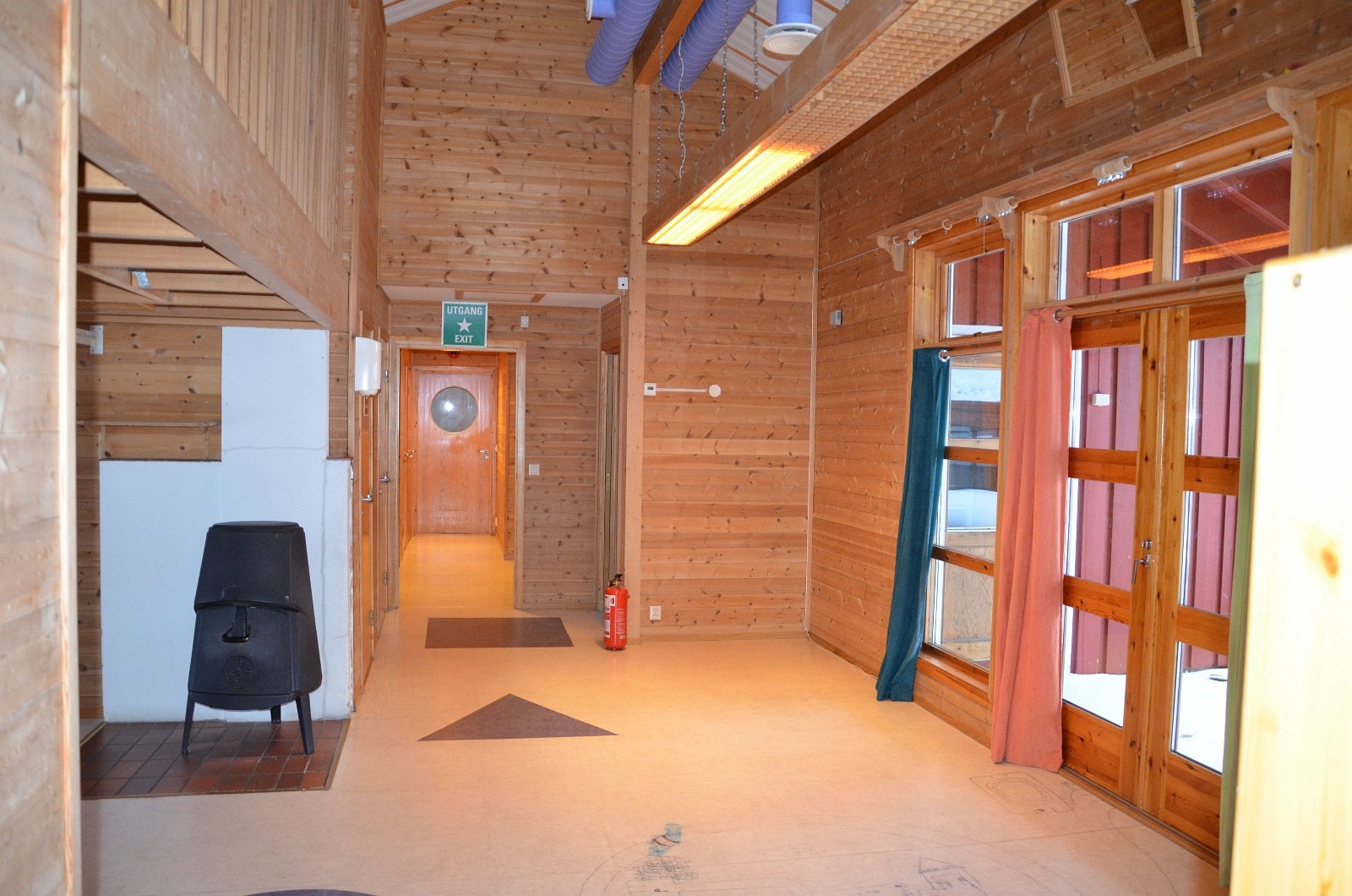 Romslig oppholdsrom med peis Galleribilde