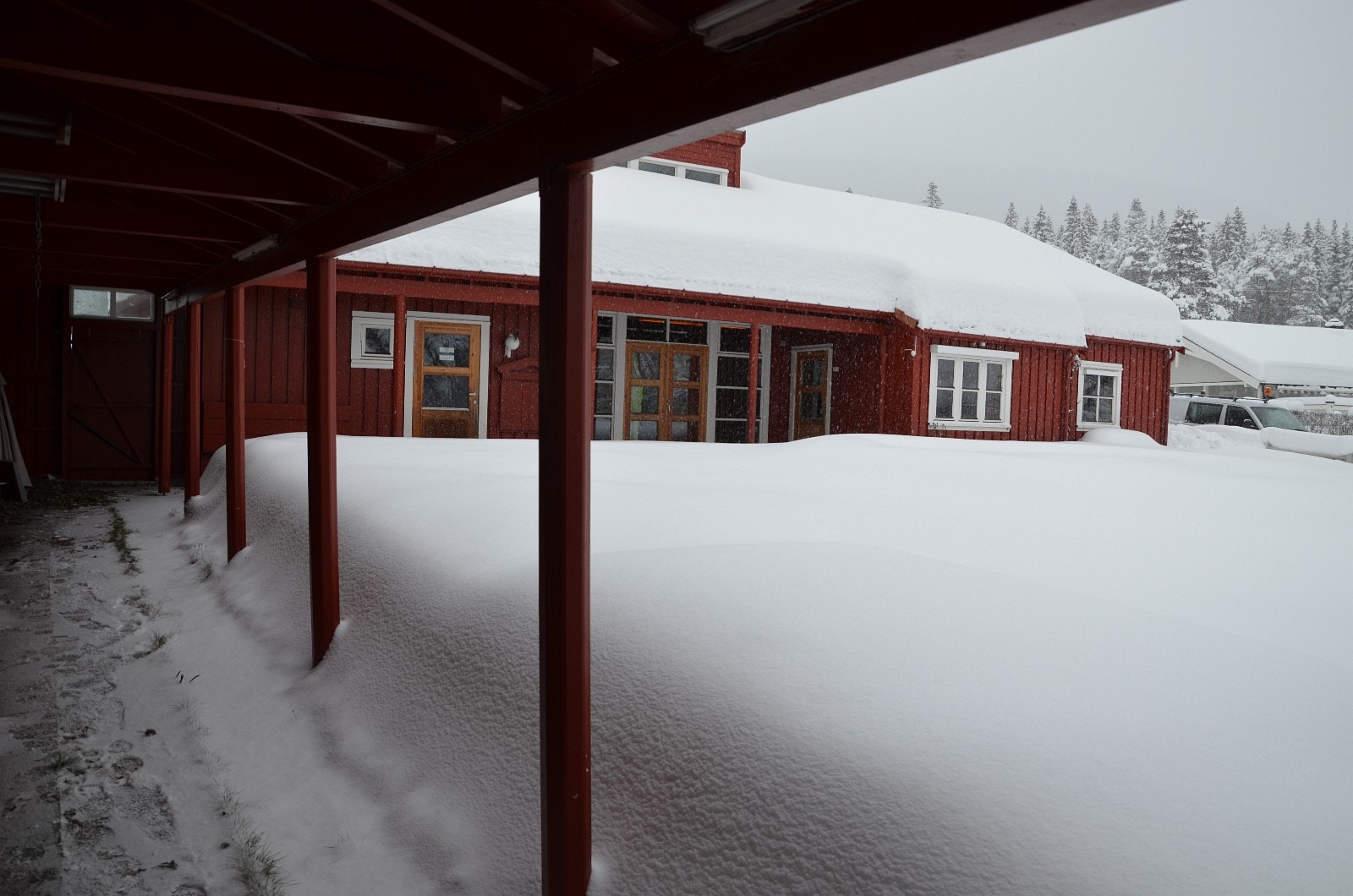 Overbygg mellom barnehagebygget og hytta Galleribilde